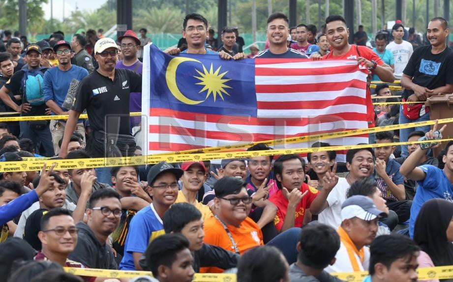 ANTARa penyokong Malaysia yang beratur di Stadium Nasional Bukit Jalil untuk mendapat tiket perlawanan akhir Piala AFF di antara Malaysia dan Vietnam. FOTO Mohamad Shahril Badri Saali