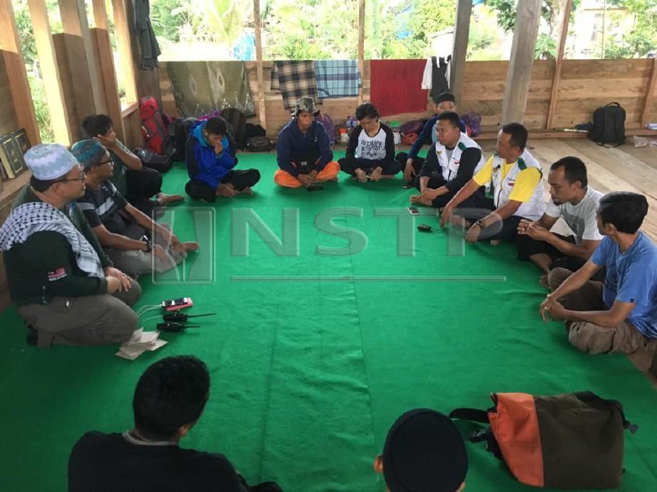 PROSES mengislamkan penduduk di Kampung Winangabino, Luwuk, Sulawesi.