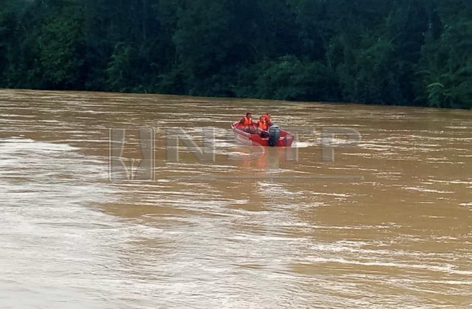 PASUKAN keselamatan menjalan operasi mencari dan menyelamat guru yang dikhuatiri lemas di Sungai Setiu, dekat Jambatan Bandar Permaisuri. FOTO ihsan pembaca