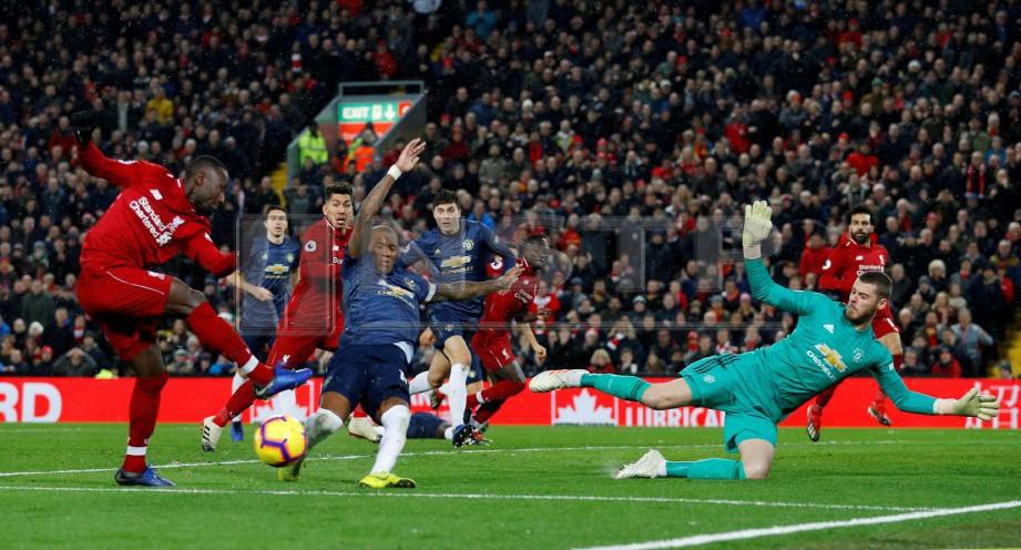 PEMAIN Manchester United, Ashley Young dan penjaga gol, David de Gea cuba menghalang cubaan pemain Liverpool, Naby Keita. FOTO Reuters