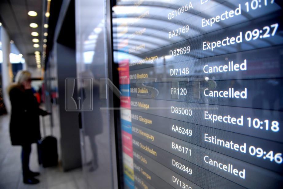 MAKLUMAT ketibaan di Lapangan Terbang Gatwick selepas ia dibuka semula bagi penerbangan terhad. FOTO Reuters