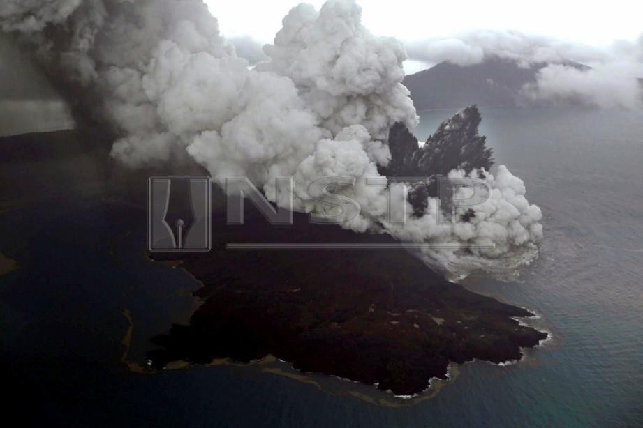 LETUSAN Anak Krakatau pada 23 Disember lalu. FOTO EPA