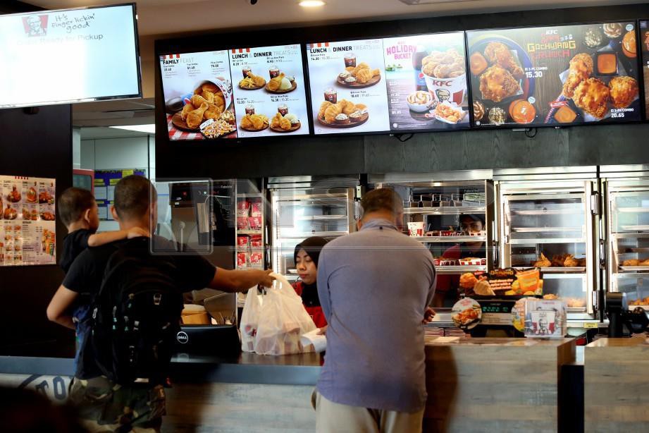 HARGA baharu set hidangan yang dipamerkan mengikut kadar ketetapan di Restoran KFC di Bukit Katil, Melaka. FOTO Khairunisah Lokman