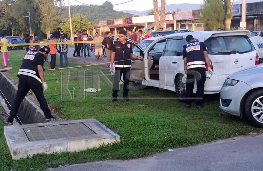 ANGGOTA polis melakukan siasatan di lokasi penemuan mayat lelaki dengan 10 kesan tikaman di Taman Bandar Baru. FOTO ihsan pembaca