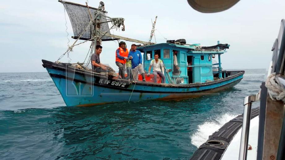 APMM menyelamatkan enam nelayan selepas bot mereka mengalami kerosakan enjin. FOTO ihsan APMM