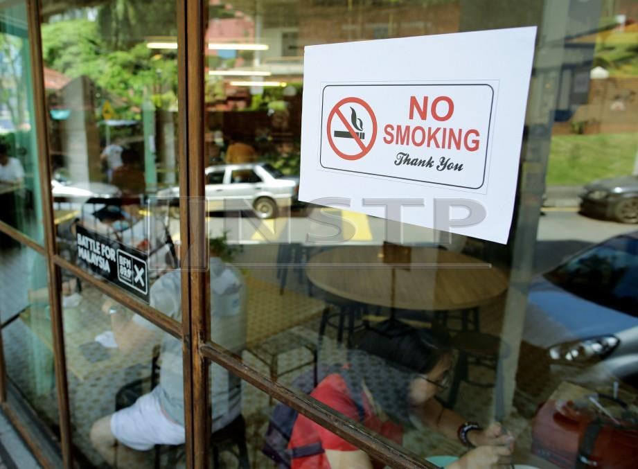PAPAN tanda larangan merokok jelas terpampang pada premis makanan di Kuala Lumpur. Pewartaan kawasan larangan merokok berkuatkuasa 1 Januari 2019 di semua premis dan restoran makanan seluruh negara. FOTO Syarafiq Abd Samad