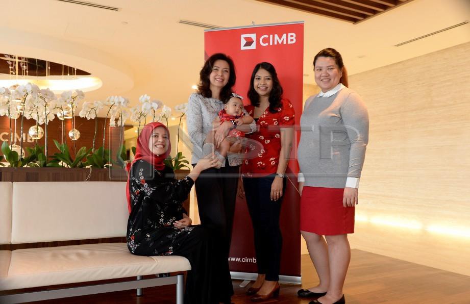 HAMIDAH (berdiri, dukung bayi) mengumumkan faedah cuti bersalin selama enam bulan bergaji bagi kakitangan CIMB yang pertama kali bergelar ibu.