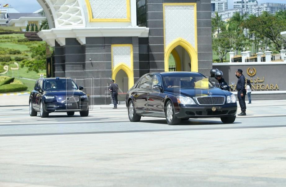 KENDERAAN yang membawa Sultan Perak keluar dari Istana Negara berikutan Mesyuarat Majlis Raja-Raja. FOTO Mohd Khairul Helmy Mohd Din