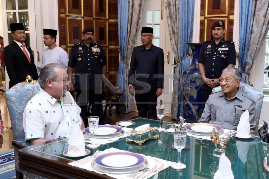 Sultan Ibrahim berkenan menerima mengadap Tun Dr Mahathir di Istana Bukit Serene, Johor Bahru, kelmarin. FOTO Ihsan Royal Press Office