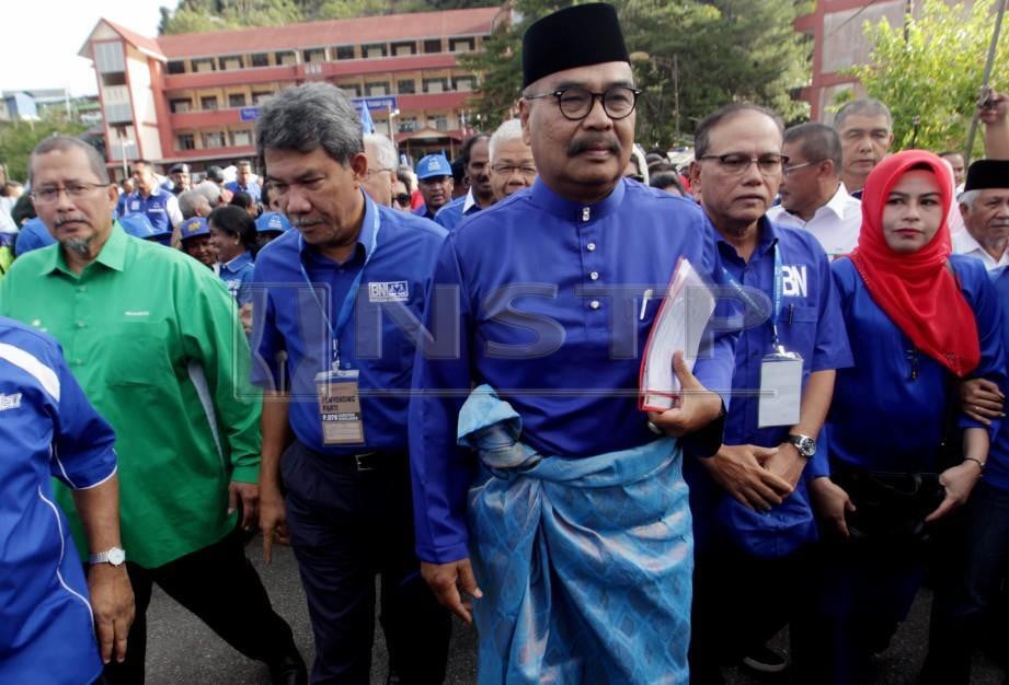 CALON Barisan Nasional Ramli Mohd Nor (tengah) bersama Timbalan Pengerusi BN, Datuk Seri Mohamad Hasan (kiri) berarak masuk menuju ke Pusat Penamaan Calon. FOTO Farizul Hafiz Awang