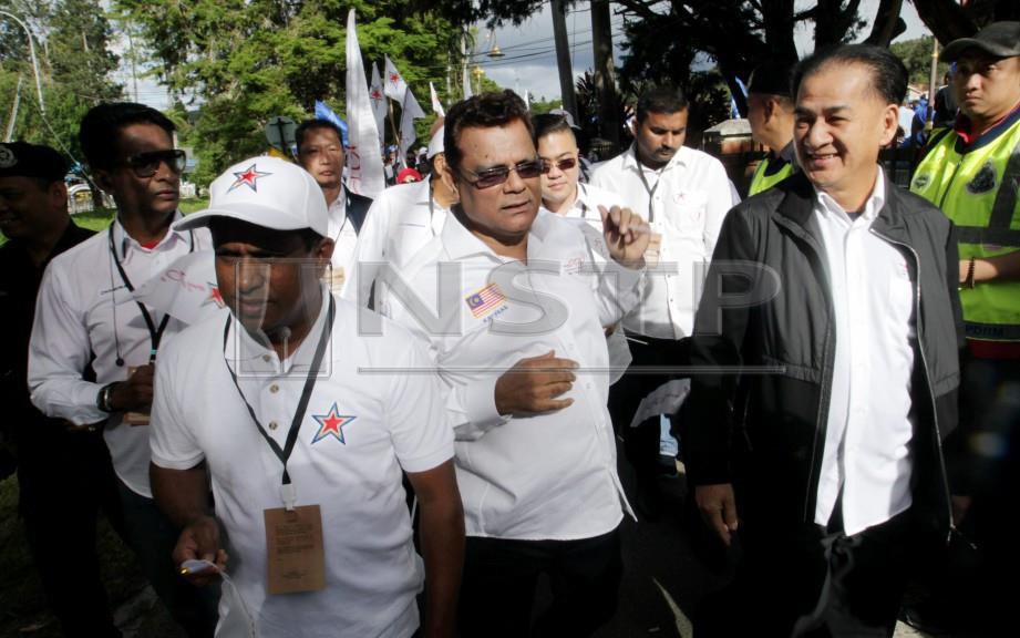 M Kayveas (tengah) bersama penyokong ketika penamaan calon PRK Cameron Highlands. FOTO Farizul Hafiz Awang
