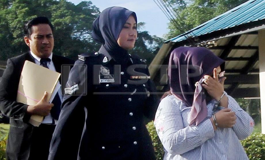 PEGUAM wanita dihadapkan ke Mahkamah Sesyen Kluang diatas tiga pertuduhan pecah amanah. FOTO Adnan Ibrahim