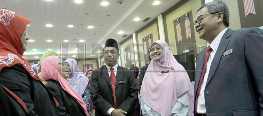 SALMEE (dua kanan) bersama Abd Aziz (kanan) beramah mesra bersama pengetua yang hadir pada Perjumpaan Pengarah Pendidikan Negeri Kedah Bersama-Sama Pengetua dan Guru Besar Sekolah Negeri Kedah. FOTO Sharul Hafiz Zam