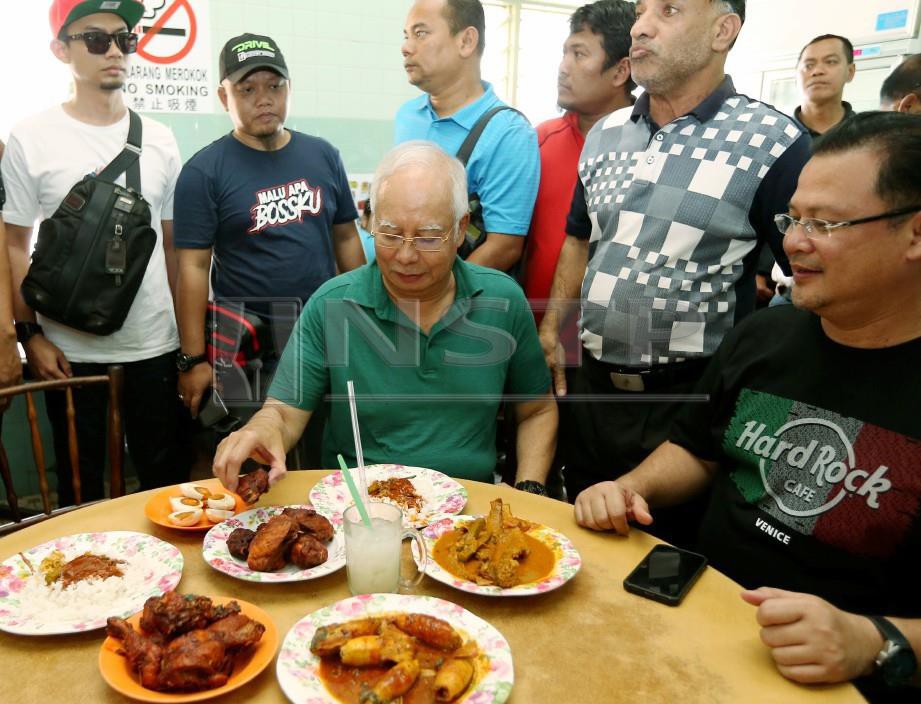 Najib makan tengah hari di restoran nasi ganja, Ipoh hari ini. FOTO Effendy Rashid