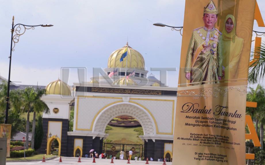 GEGANTUNG ucapan ‘Daulat Tuanku’  merafak sembah setinggi-tinggi ucapan tahniah dan mengalu-alukan keberangkatan  Al-Sultan Abdullah sempena pertabalan Yang di-Pertuan Agong ke- 16. FOTO Mohd Yusni Ariffin