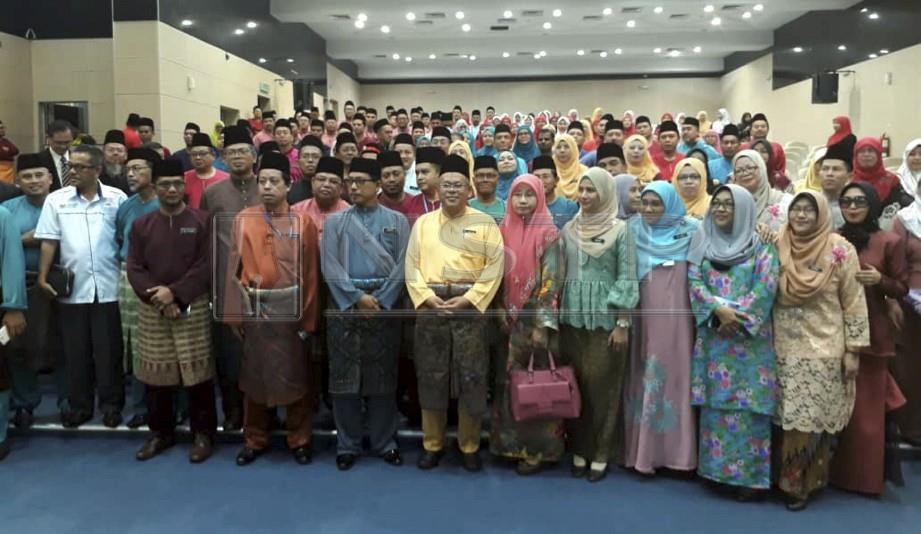Shaharudin (tengah) bergambar bersama pegawai dan kakitangan JPN Johor. FOTO Mohd Sabran Md Sani