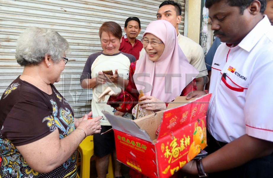 Dr Wan Azizah beramah mesra bersama pengunjung dan peniaga ketika majlis sumbangan Limau Mandarin menjelang Tahun Baharu Cina di Pasar Pagi Pandan Perdana, Kuala Lumpur. FOTO Mohamad Shahril Badri Saali