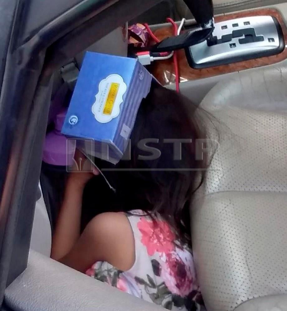 Kanak-kanak perempuan menguncikan diri di dalam kereta selama 45 minit. FOTO Nik Abdullah Nik Omar
