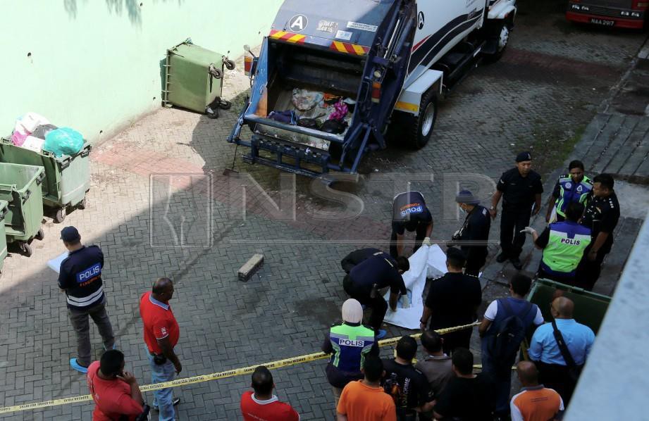 ANGGOTA polis membuat siasatan di lokasi penemuan seorang bayi di dalam lori sampah semalam. FOTO Ahmad Irham Mohd Noor