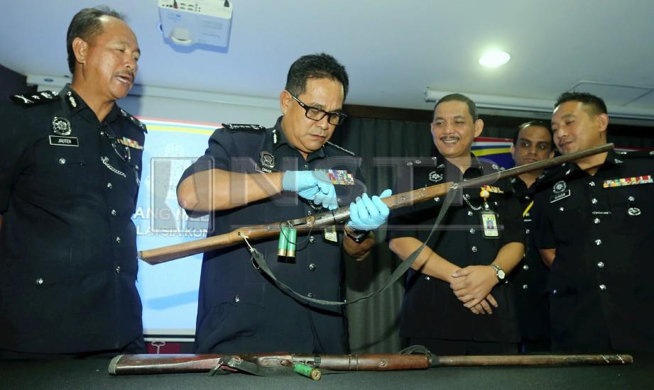 OMAR (dua dari kiri) menunjukkan antara rampasan bakakuk pada sidang media di IPK Sabah. FOTO Malai Rosmah Tuah 