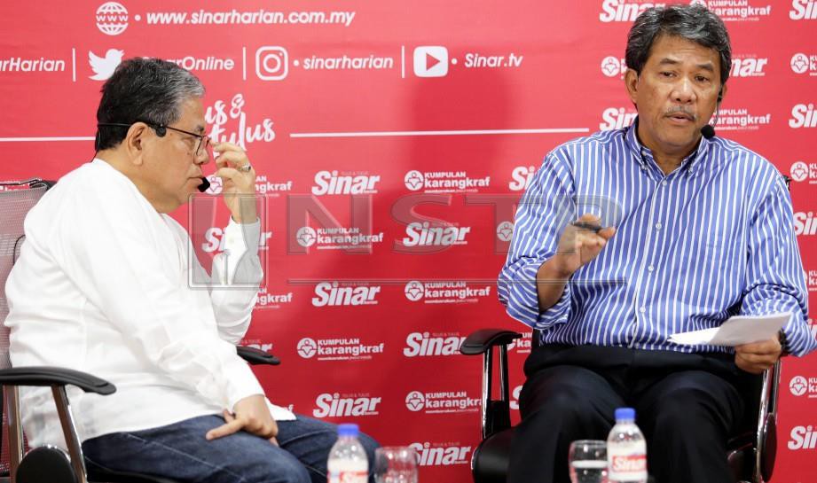 MOHAMAD Hassan bersama Johan Jaafar pada program Bicara Minda di Shah Alam. FOTO Roslin Mat Tahir