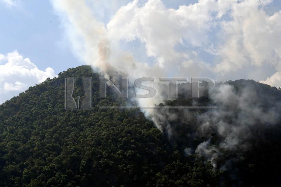 KEBAKARAN melibatkan kawasan seluas 2.4 hektar di Gunung Baling, Baling dirakam pada 7 Februari lalu. FOTO Bernama
