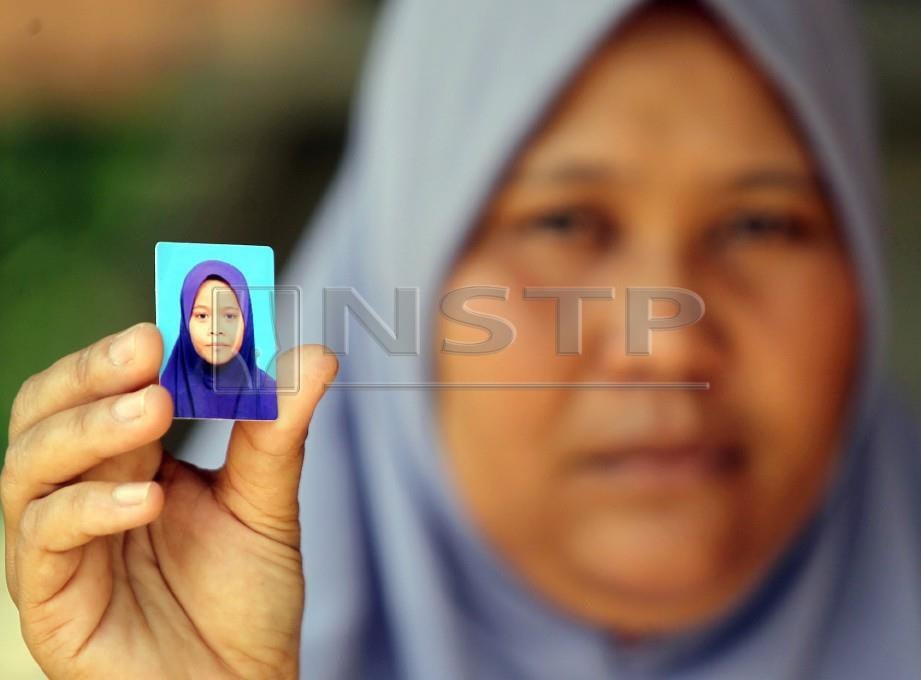 IBU mangsa, Zaleha Abdullah, 35 menunjukkan gambar arwah anak perempuannya, Siti Masyitah. FOTO Muhd Asyraf Sawal