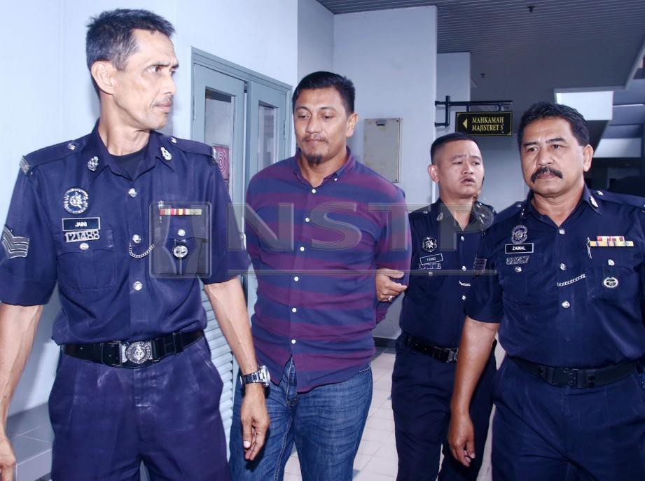 Tertuduh dibawa anggota polis selepas mengaku salah atas tuduhan menghalang tugas penjawat awam. FOTO Muhammad Zuhairi Zuber