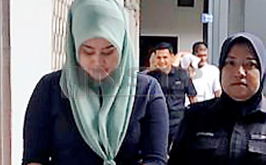 TERTUDUH (kiri) didakwa di Mahkamah Sesyen Kota Bharu atas pertuduhan pecah amanah. FOTO Siti Norhidayatidayu Razali