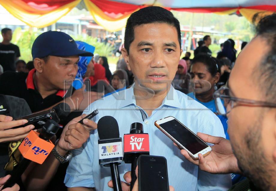 MOHAMED Azmin menjawab soalan media pada Majlis Samtai Petang Bersama Penduduk Kampung Taman Pasir Baru, Hulu Semenyih . FOTO Mohd Yusni Ariffin