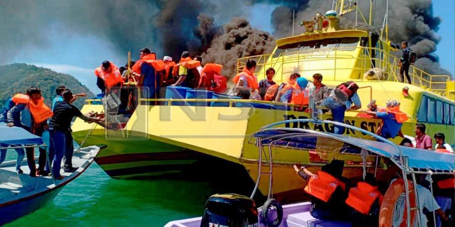 PEMILIK bot pelancongan membantu menyelamatkan mangsa dari feri terbakar. FOTO Ihsan Pembaca