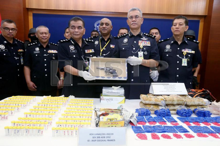 Hasanuddin (tengah) menunjukkan dadah dan pistol yang dirampas semalam. FOTO Zaman Huri Isa
