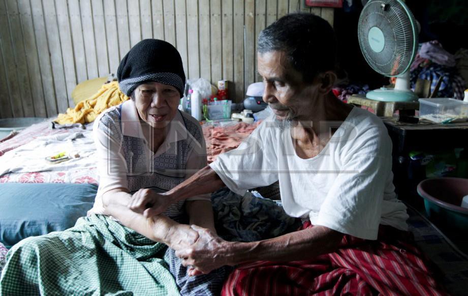 KOTA BHARU 26 FEBRUARI 2019. Warga emas, Yusoff Che Man, 72, membantu mengurut tangan isterinya, Mek Jah Deris, 65, yang kedua-duanya juga tidak boleh berjalan akibat lumpuh separuh badan masing-masing akibat penyakit angin ahmar ketika ditemui di rumahnya di Kampung Tembesu Limbat, Pasir Tumboh. NSTP/SYAMSI SUHAIMI
