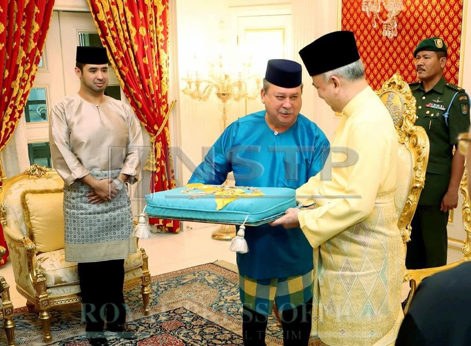 Sultan Ibrahim berkenan menganugerahkan Darjah Kerabat Johor kepada Sultan Nazrin di Istana Perak hari ini. FOTO Ihsan FB Sultan Ibrahim Sultan Iskandar