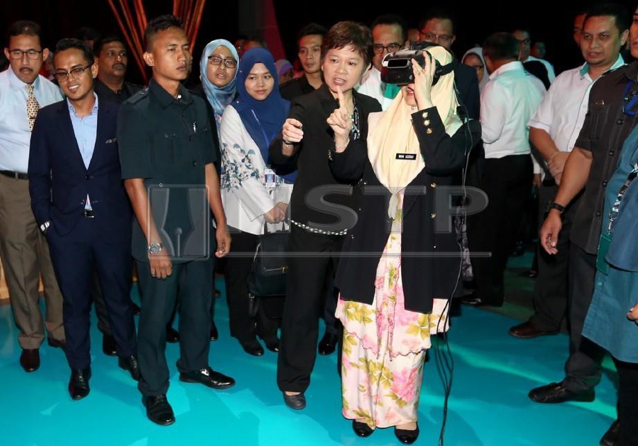 DR Wan Azizah melawat ke ruang pameran ketika pelancaran Yayasan Petronas. FOTO Mohamad Shahril Badri Saali