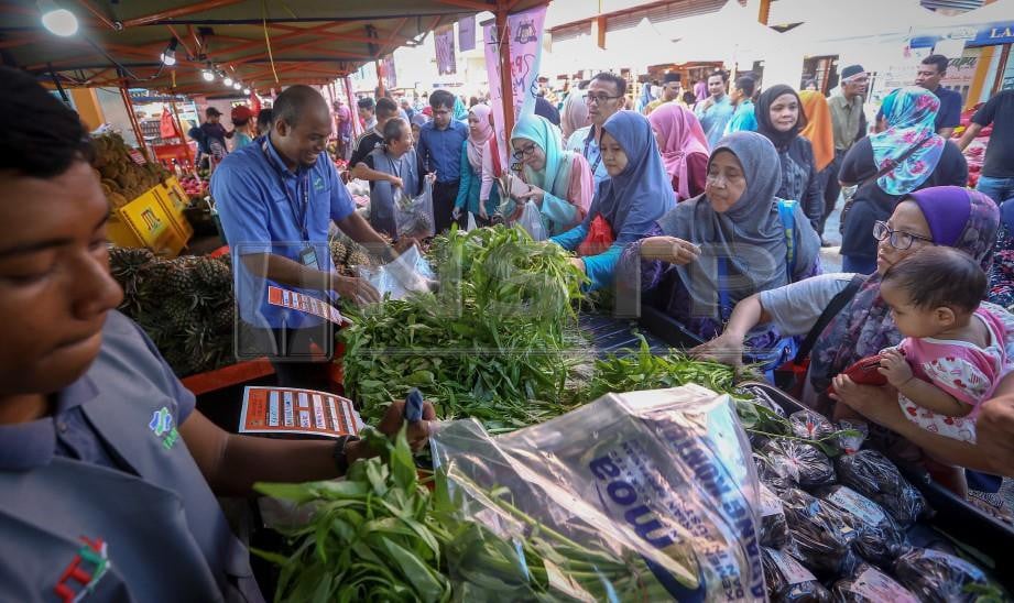 ANTARA pengunjung Mybest Buy dan Jualan Terus Dari Ladang Melaka Day. FOTO Muhd Zaaba Zakeria