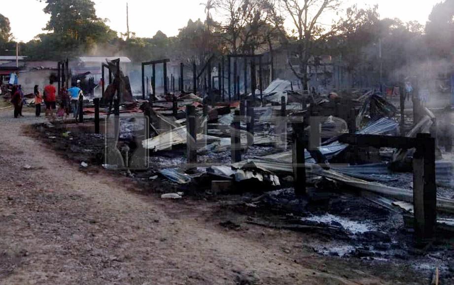 Kebakaran yang memusnahkan lima rumah, dua kedai runcit, sebuah gerai dan sebuah motosikal semalam. FOTO Ihsan Bomba