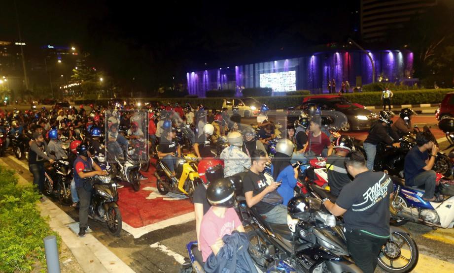 ANGGOTA polis mengepung kumpulan penunggang motosikal dalam operasi bersepadu di Dataran Merdeka, Kuala Lumpur. FOTO Rosdan Wahid