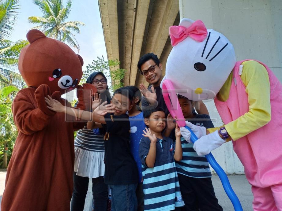 Kostum Hello Kitty yang dipakai Fakrul Irfan dan Nur Syahidah ketika menghiburkan pengunjung di Kedai Adil's Roti di Kampung Losong, Kuala Terengganu. FOTO Ahmad Rabiul Zulkifli