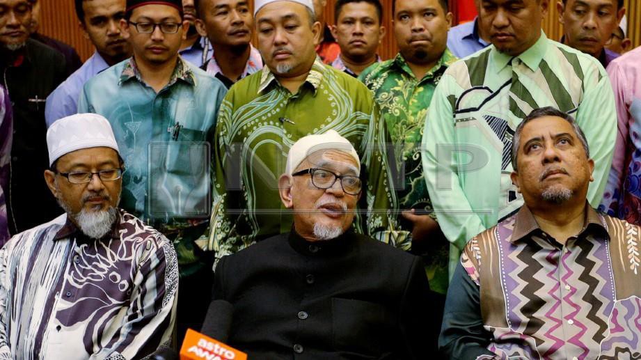 ABDUL Hadi Awang (duduk, tengah) ketika sidang media selepas Program Tazkirah Bulanan di Kuala Terengganu. FOTO Rozainah Zakaria