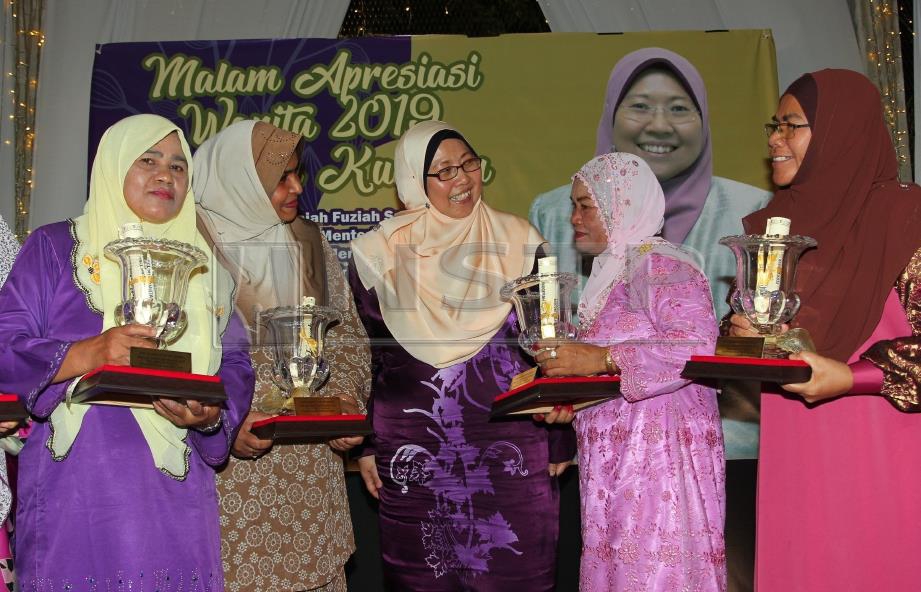Fuziah (tiga, kiri) beramah mesra dengan empat tokoh wanita yang menerima Anugerah Suri Teladan pada majlis Malam Apresiasi Wanita 2019 parlimen Kuantan, malam tadi. FOTO Bernama