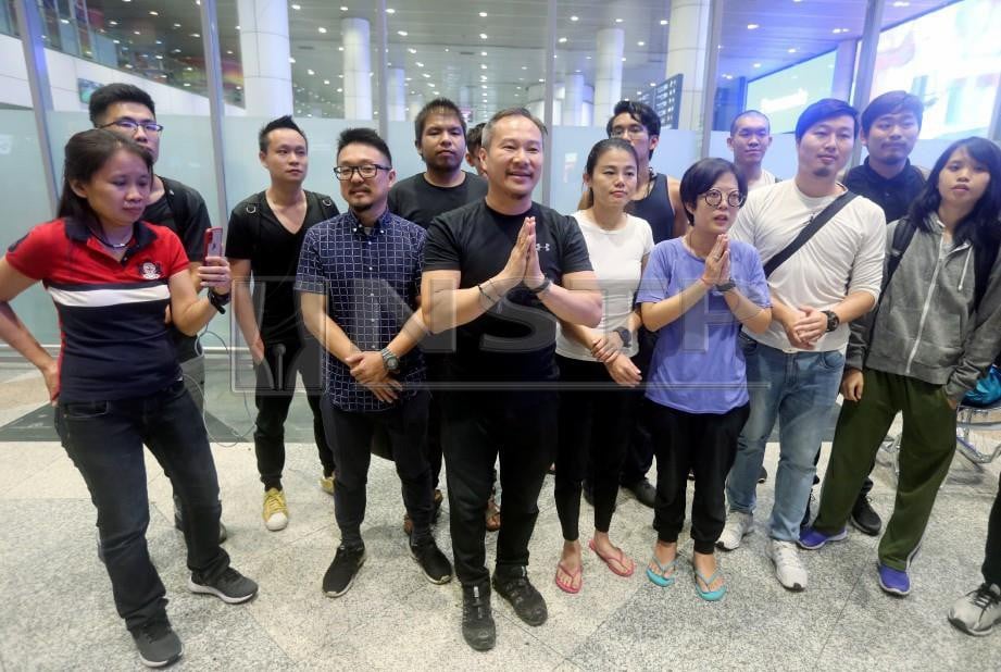 CHRIS Leong bersama warganegara Malaysia yang ditahan di Palembang, Indonesia tiba di KLIA. FOTO Mohd Fadli Hamzah
