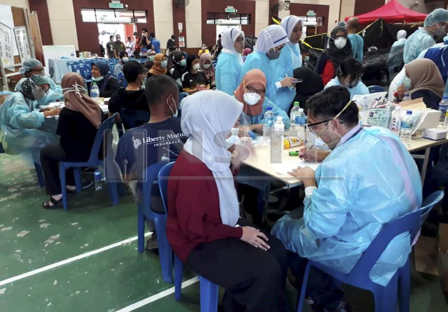 PENDUDUK sekitar Taman Pasir Putih mendapatkan rawatan selepas mengalami simptom sesak nafas, pening dan loya di Dewan Komuniti Taman Pasir Putih, Pasir Gudang. FOTO Mohd Sabran Md Sani 