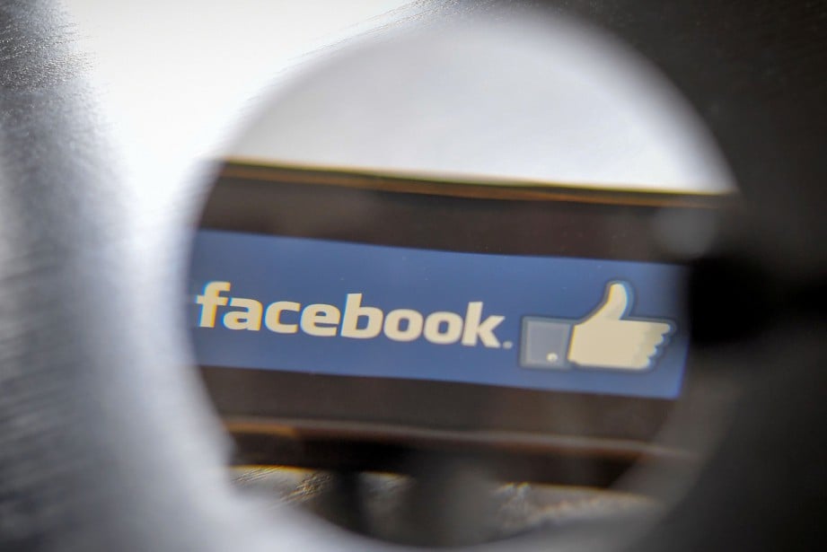 LOGO Facebook dipaparkan pada telefon pintar di Nantes, Perancis. Facebook mengesahkan wujud masalah bagi pelayan utama untuk media sosial dikendalikannya. FOTO AFP