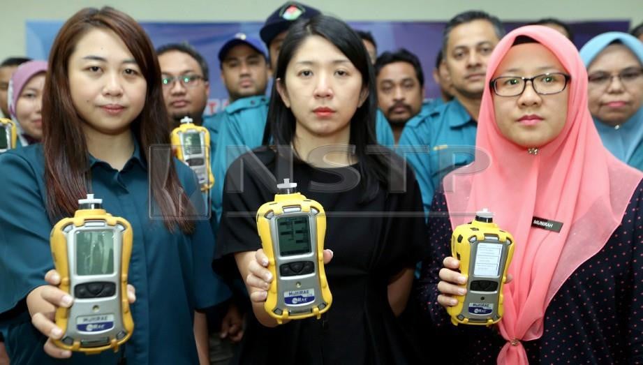 YEO (tengah) menunjukkan alat pengesan gas di udara ketika sidang media di MPPG. FOTO Mohd Azren Jamaludin