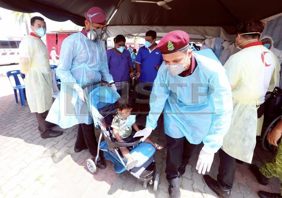 Sukarelawan membantu penduduk di Stadium Tertutup Majlis Perbandaran Pasir Gudang. FOTO Hairul Anuar Rahim