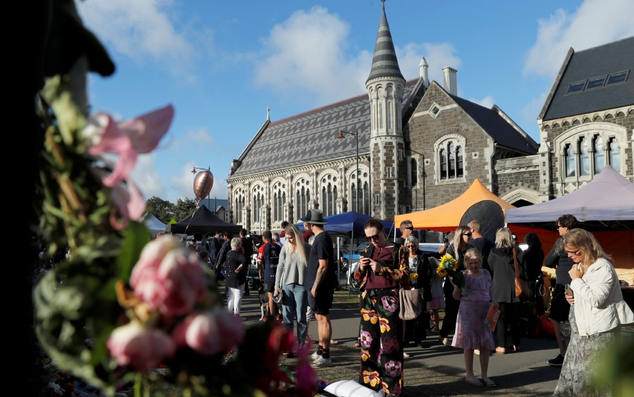 Orang ramai melawat tapak memorial mengingati mangsa pembunuhan di Taman Botani Christchurch, New Zealand, hari ini. FOTO Reuters.