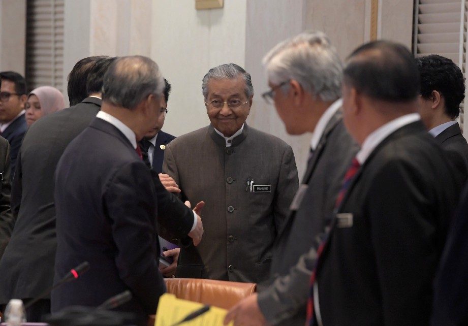 TUN Dr Mahathir Mohamad (tengah) bersalaman dengan jemaah menteri sebelum mempengerusikan Mesyuarat Jawatankuasa Khas Kabinet Mengenai Anti Rasuah (JKKMAR), hari ini. FOTO Bernama.