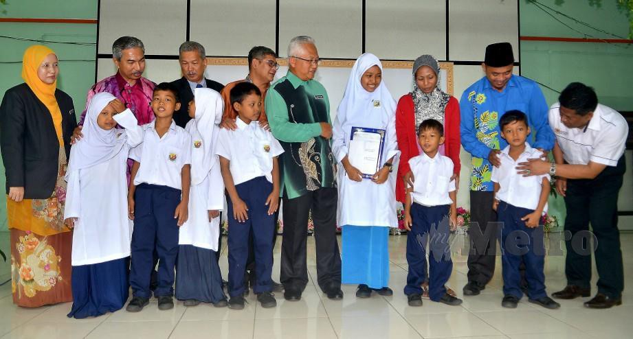 Mohd Salleh (tengah) beramah mesra bersama murid yang menerima surat penempatan. FOTO Faiz Anuar