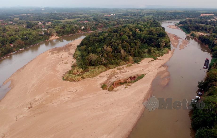 Beting pasir kelihatan di pesisir Sungai Pahang semalam menunjukkan pengurangan paras air sungai berikutan cuaca panas. FOTO Farizul Hafiz Awang